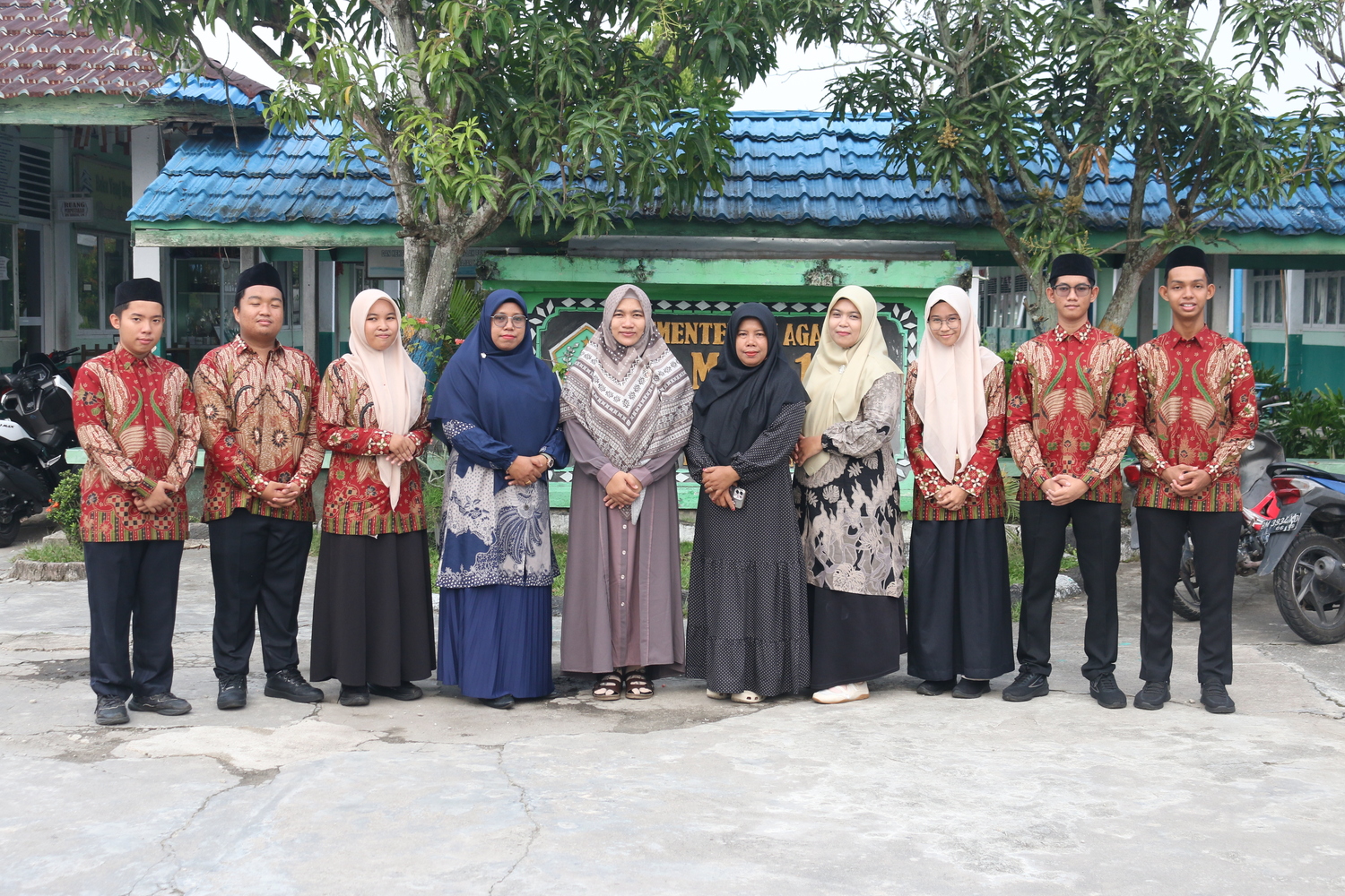 Kontingen OMI Tahun 20226 Tingkat Provinsi Bersama Wkail Kepala Bidang Madrasah dan Guru Pembimbing